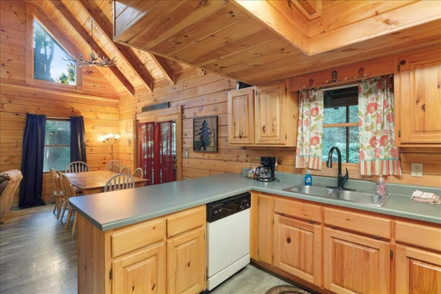 5Br Smoky Cabin Hot Tub, Games, 1 Mi To Parkway Pigeon Forge Exterior photo