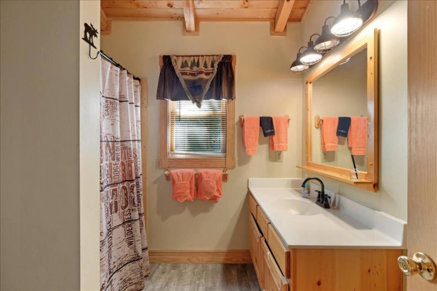 5Br Smoky Cabin Hot Tub, Games, 1 Mi To Parkway Pigeon Forge Exterior photo